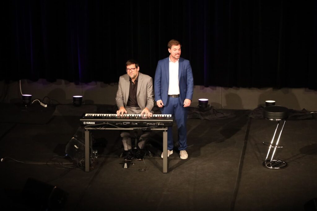 Flo und Wisch auf der Bühne im Zehnerhaus - Kulturforum Bad Radkersburg