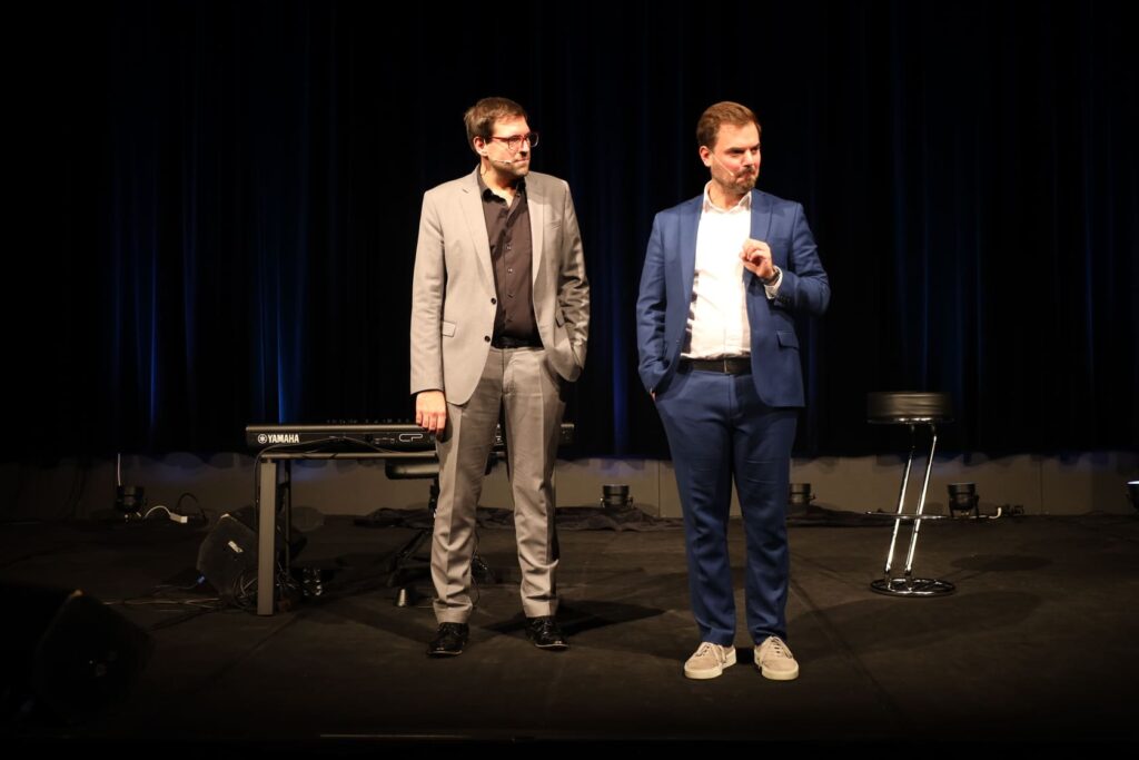 Flo und Wisch auf der Bühne im Zehnerhaus - Kulturforum Bad Radkersburg