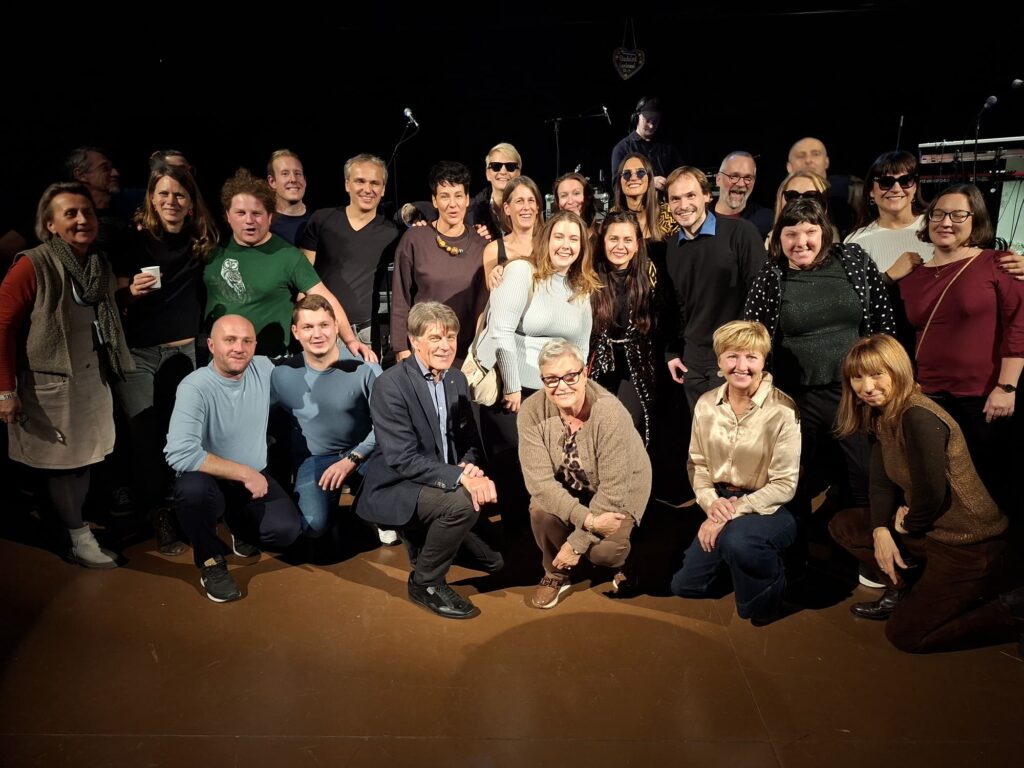 Begeisterte Konzertbesucher mit den Sängerinnen von One Dread