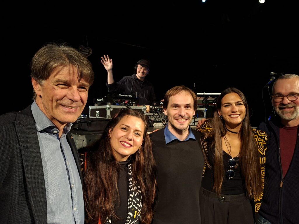 Die Organisatoren Günther Zweidick, Andreas Schuster und Michael Fend mit zwei Sängerinnen von One Dread