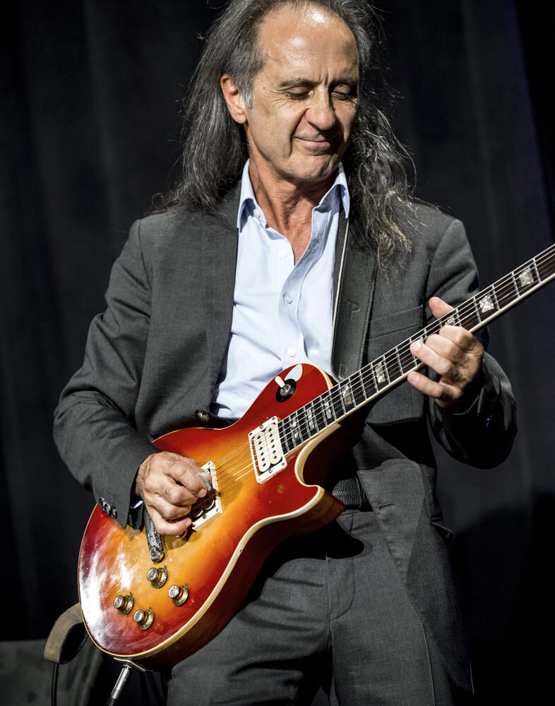 STREICHQUARTETT  TRIFFT  E-GITARRE